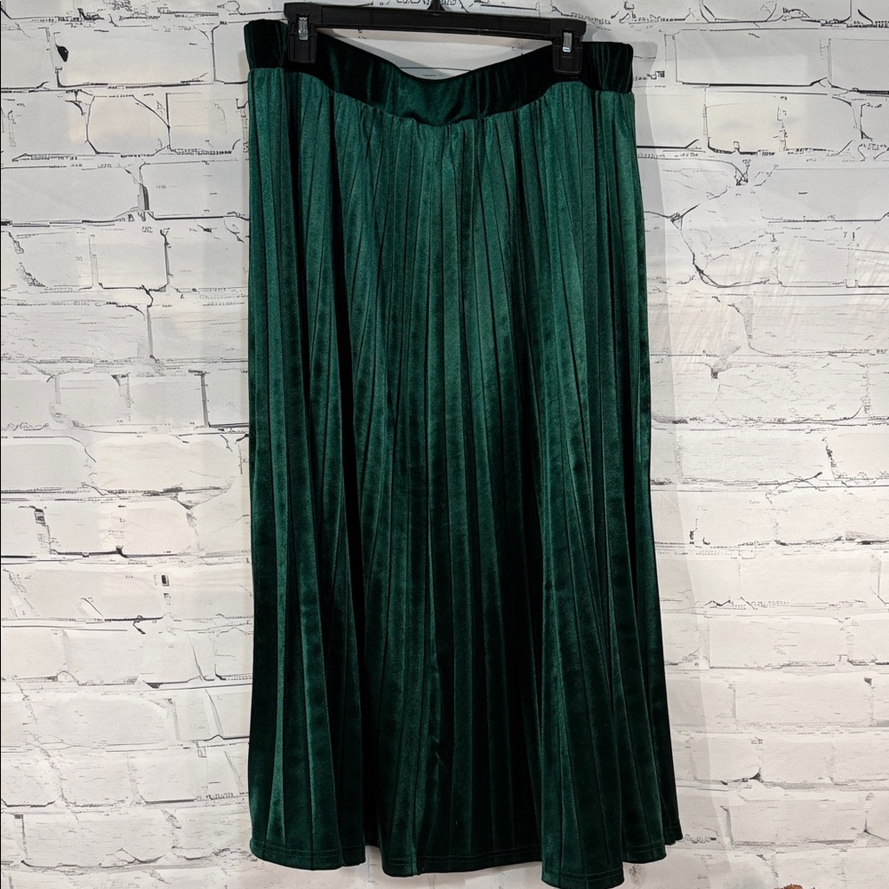 EMERY ROSE 2XL Luxurious Forest Green Velvet Pleated Skirt. Classic parties - Picture 2 of 8